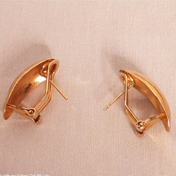 Two Earrings In One Small Gold Tone Huggies Holding Large MOP Shells - Picture 11 of 12